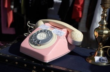 London  Grossbritannien  ein altes rosa Telefon mit Waehlscheibe auf dem Treodelmarkt