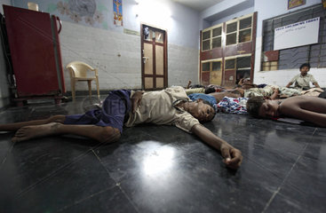 Vijayawada  Indien  Strassenkinder schlafen in einem Nachtasyl auf dem Boden