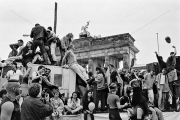 Berlin  Deutschland  Jugendliche feiern vor dem Brandenburger Tor