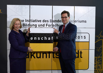 Berlin  Deutschland  Johanna Wanka  CDU  Bundesbildungsministerin  und Florian Pronold  SPD  Parlamentarischer Staatssekretaer