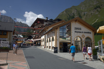 Samnaun  Schweiz  die Touristen kommen nach Samnaun  um zollfrei einzukaufen