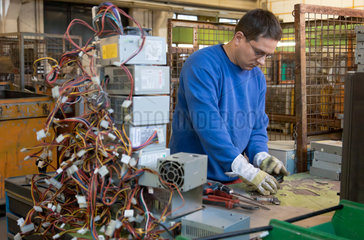 Berlin  Deutschland  Mitarbeiter der BRAL zerlegt einen Computer in Einzelteile