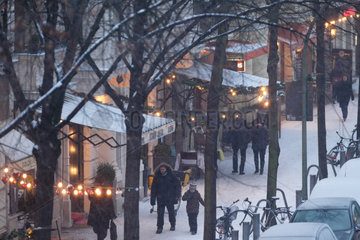 Berlin  Deutschland  Passanten bei Schneefall in der Bleibtreustrasse