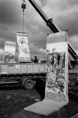 Berlin  Deutschland  Mauersegmente werden mit einem LKW abgeholt