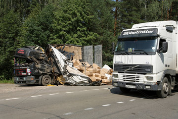Mihaliski  Weissrussland  Wrack eines russischen LKWs nach einem Unfall