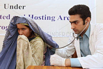 Peshawar  Pakistan  ein Arzt der Johanniter untersucht eine Patientin