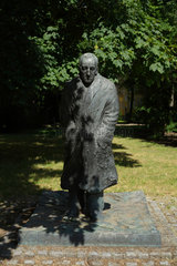 Berlin  Deutschland  Denkmal fuer Carl von Ossietzky in der Ossietzkystrasse
