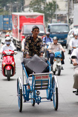 Ho-Chi-Minh-Stadt  Vietnam  Rikschafahrer auf der Strasse
