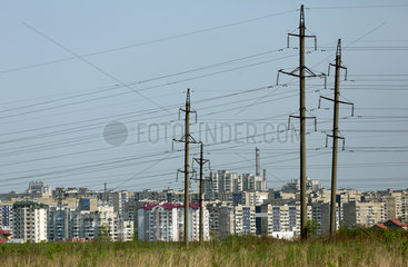 Lemberg  Ukraine  Strommasten vor einem Stadtteil mit Hochhaussiedlungen