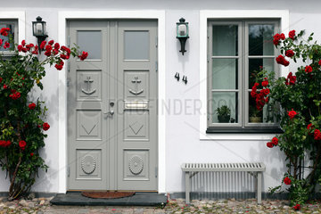 Ystad  Schweden  mit Stockrosen verzierter Eingang eines Wohnhauses