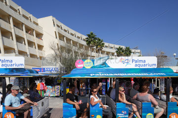 S’Arenal  Spanien  Touristen in der Bummelbahn am Platja de Palma auf Mallorca