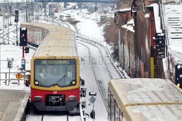 Berlin  Deutschland  verschneite Gleisanlagen und S-Bahnzuege am S-Bahnhof Ostkreuz in Berlin-Friedrichshain