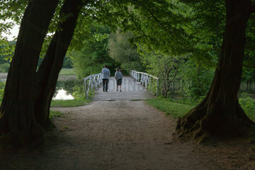 Czerniejewo  Polen  Paar in einem Park in der Abenddaemmerung