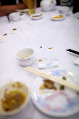 Hongkong  China  leerer Tisch mit Flecken auf der Tischdecke im Ning Po Residents Association