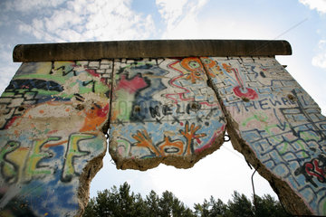 Sosnowka  Polen  ein buntes Stueck der Berliner Mauer mit Durchbruch