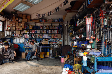 Hongkong  China  zwei Mechaniker in einer Autowerkstatt in Hongkong Tsuen Wan