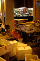 Hongkong  China  Muell vor einem Restaurant mit Blick in die Kueche