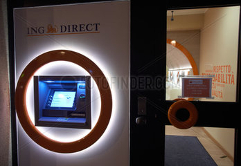 Cagliari  Italien  beleuchtete Filiale der Bank ING Direct in der Via Mameli