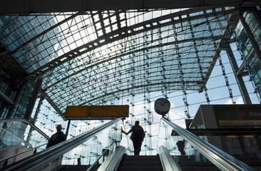Berlin  Deutschland  Silhouetten von Menschen im Berliner Hauptbahnhof