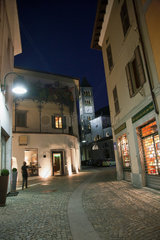Tirano  Italien  eine Gasse in der Altstadt bei Nacht