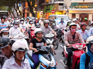 Ho-Chi-Minh-Stadt  Vietnam  Mopedfahrer auf der Strasse