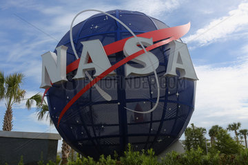 Merritt Island  Vereinigte Staaten von Amerika  Schriftzug der NASA auf einer Weltkugel im Besucherzentrum des Kennedy Space Center