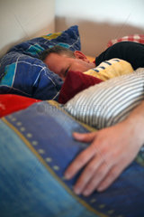 Berlin  Deutschland  ein mit Kissen bedeckter schlafender Mann
