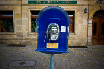 Breslau  Polen  ein oeffentliches Telefon auf dem Marktplatz