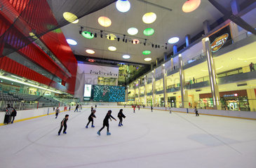 Dubai  Vereinigte Arabische Emirate  Menschen in der Eissporthalle der Mall of Dubai