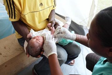 Carrefour  Haiti  Kinderimpfung im Deutschen Roten Kreuz Field Hospital