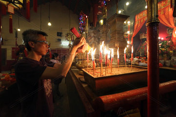Hong Kong  China  glaeubiger Buddhist im Man Mo Tempel