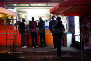 Berlin  Deutschland  Kunden an einem Imbiss in der Oranienburger Strasse am Abend