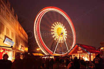 Berlin  Deutschland  Riesenrad auf dem Weihnachtsmarkt