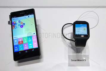 Berlin  Deutschland  SONY zeigt seine SmartWatch 3 und das neue Smartphone Xperia 3