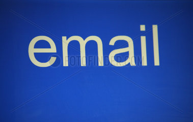 Symbolfoto  Wort email auf blauem Bildschirm