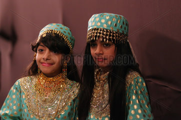Dubai  Vereinigte Arabische Emirate  Maedchen in festlichen Gewaendern im Portrait