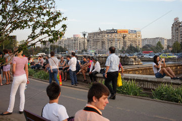 Bukarest  Rumaenien  Jugendliche treffen sich am Abend am Platz der Einheit