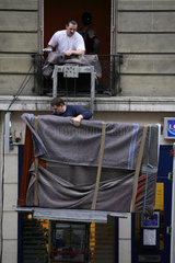 Paris  Frankreich  Schrank wird bei einem Umzug aus dem Fenster geschoben