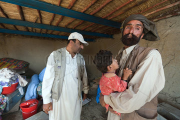 Lujja Khan Jakrani  Pakistan  Koordinator Abdul Khaliq waehrend seiner Besichtigung