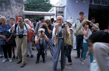 Pushkar  Indien  eine Gruppe Touristen mit Kameras