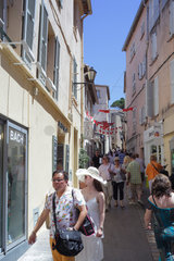 Saint Tropez  Frankreich  Touristen in den engen Gassen in Saint Tropez