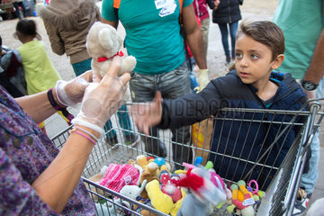 Berlin  Deutschland  Helferin verteilen Spenden an die Fluechtlinge