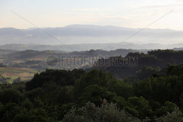 Castelfranco di Sopra  Italien  Blick ueber die Landschaft der Toskana