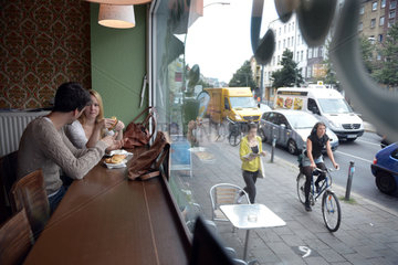 Berlin  Deutschland  Blick aus einem Cafe auf die Torstrasse