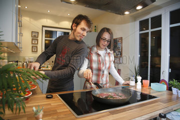 Hamburg  Deutschland  Ehepaar beim Kochen