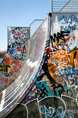 Berlin  Deutschland  eine mit Graffiti bemalte Halfpipe