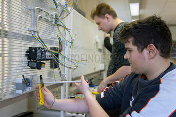 Berlin  Deutschland  Elektroniker lernen elektrische Systeme zu montieren