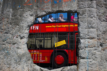 Berlin  Deutschland  Sightseeing-Tour-Bus durch ein Loch der ehemaligen Berliner Mauer gesehen