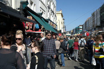 London  Grossbritannien  Besucher des bekannten Portobello Road Market