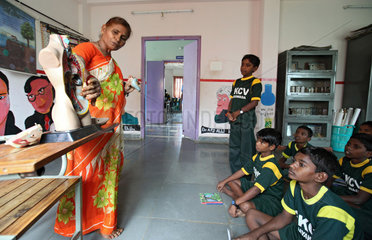 Vijayawada  Indien  Biologieunterricht im SKCV Kinderdorf  einer Einrichtung fuer Strassenkinder